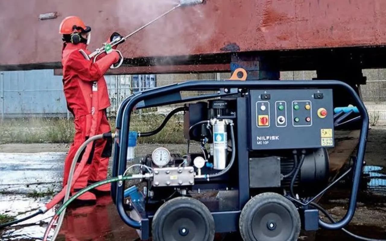 Nettoyage très haute pression d'une surface industrielle avec une unité d'hydrodécapage A2Z Synergy Industries.